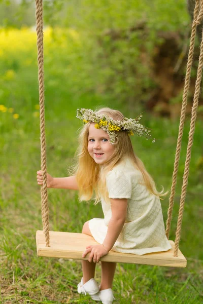 漂亮的小女孩，与一个玩弗洛在她头上的花环 — 图库照片