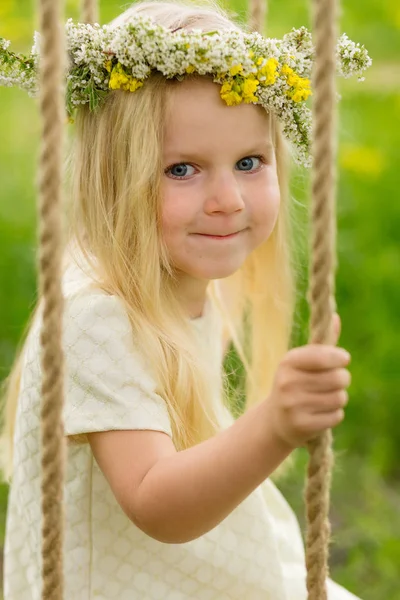 美しい少女、flo で遊んで彼女の頭に花輪を捧げる — ストック写真