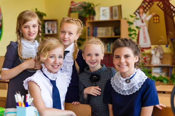 Schoolmeisjes doen selfie in klasse op klasse — Stockfoto