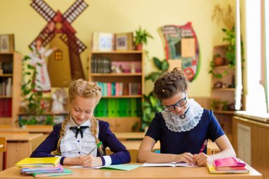 Kızlara okul sıraları