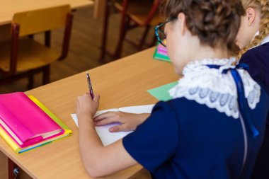 Kızlara okul sıraları