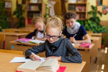 Kız okul sıraları