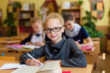 Kız okul sıraları