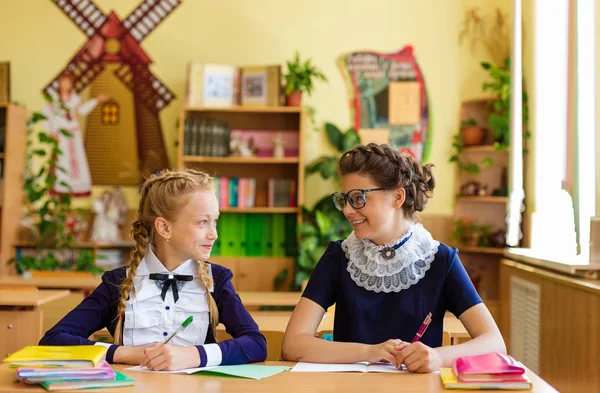 Meninas nas secretárias da escola — Fotografia de Stock