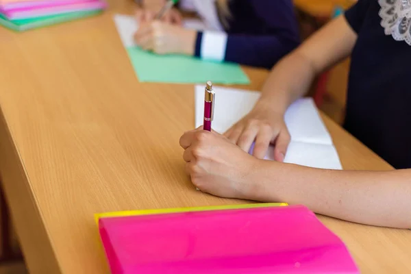 Ragazze ai banchi di scuola — Foto Stock