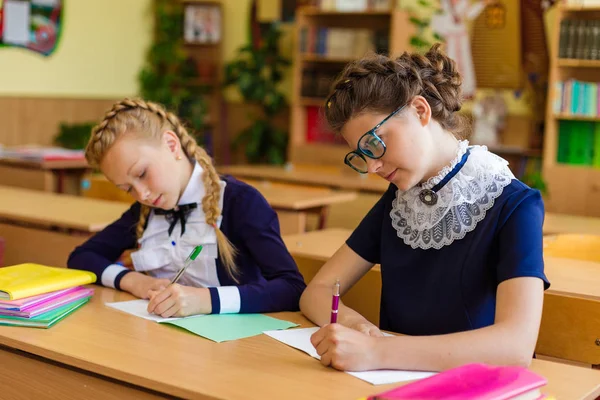 Meisjes op school bureaus — Stockfoto