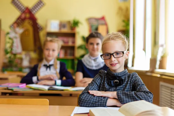 Mädchen auf Schulbänken — Stockfoto