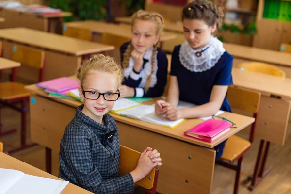 Meninas nas secretárias da escola — Fotografia de Stock