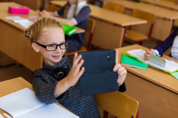 Mädchen auf Schulbänken — Stockfoto