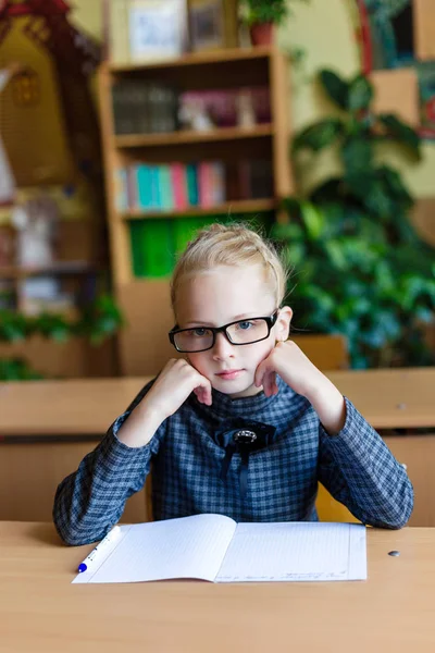 Meisje op school bureaus — Stockfoto