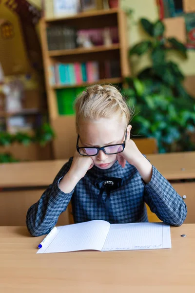 Ragazza alle scrivanie scolastiche — Foto Stock