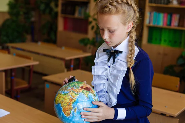 Menina em mesas da escola — Fotografia de Stock