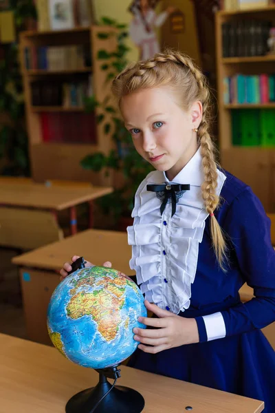 Dziewczyna w szkole biurka — Zdjęcie stockowe