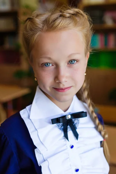 Menina em mesas da escola — Fotografia de Stock