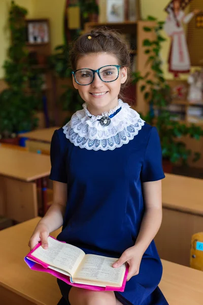 Menina em mesas da escola — Fotografia de Stock