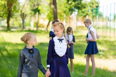 Kızlar okul bahçesinde dinlenme