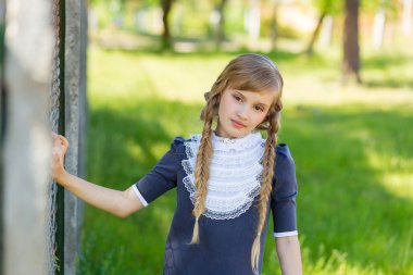 Kız okul bahçesinde dinleniyor