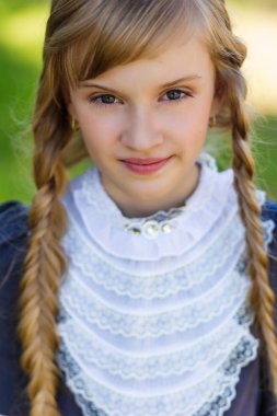 Kız okul bahçesinde dinleniyor