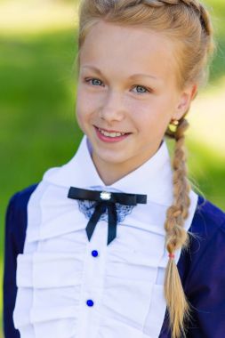 Kız okul bahçesinde dinleniyor