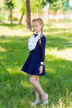 Kız okul bahçesinde dinleniyor