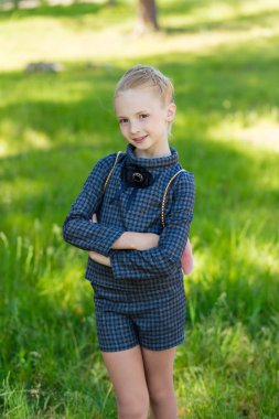 Kız okul bahçesinde dinleniyor