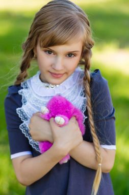 Kız okul bahçesinde dinleniyor