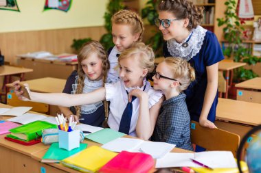 Selfie sınıfı, sınıfta kız öğrenciler yapmak