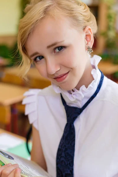 Menina em mesas da escola — Fotografia de Stock