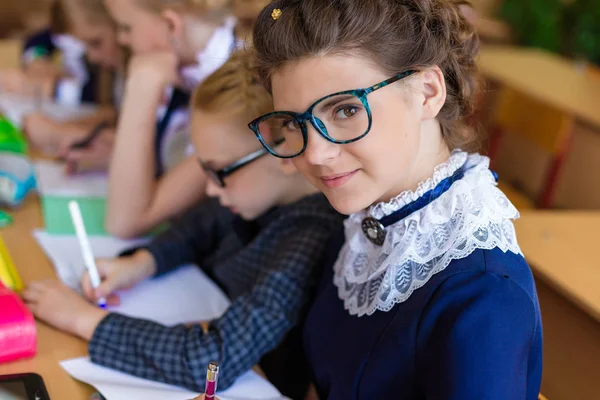 Meninas nas secretárias da escola — Fotografia de Stock