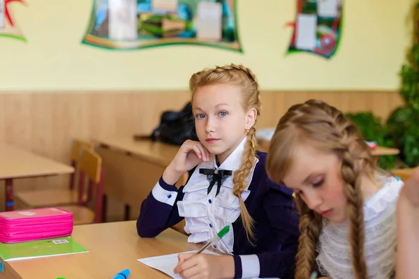 Meninas nas secretárias da escola — Fotografia de Stock