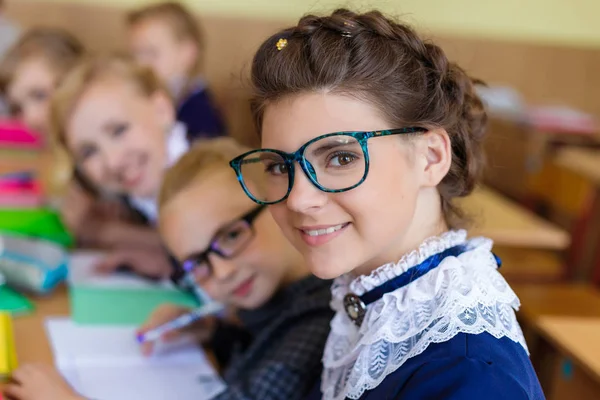 Meninas nas secretárias da escola — Fotografia de Stock