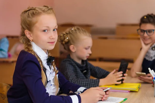 Дівчата на шкільних столах — стокове фото