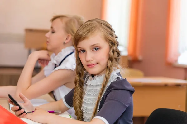 Meninas nas secretárias da escola — Fotografia de Stock