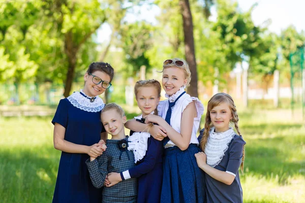 Die Mädchen ruhen sich auf dem Schulhof aus — Stockfoto