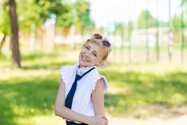 Das Mädchen ruht auf dem Schulhof — Stockfoto