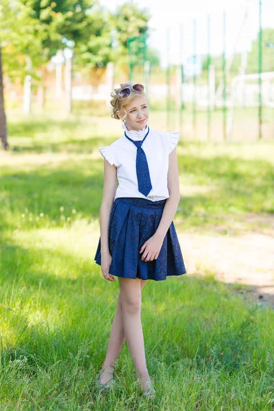 La chica está descansando en el patio de la escuela. —  Fotos de Stock