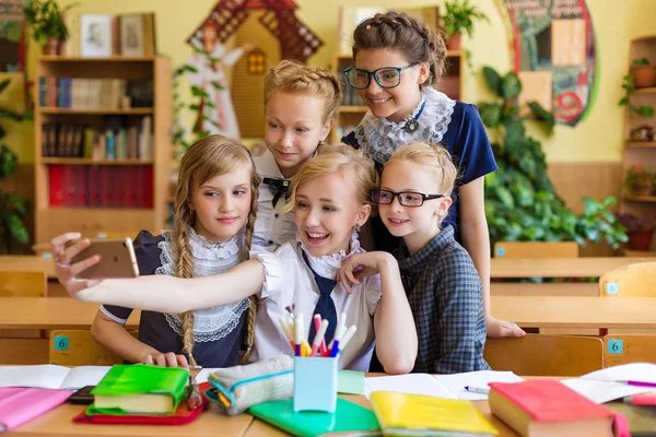 Schülerinnen machen Selfie im Unterricht — Stockfoto