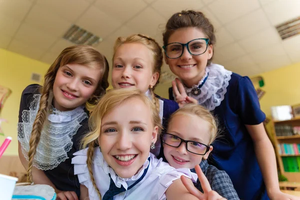 Selfie sınıfı, sınıfta kız öğrenciler yapmak — Stok fotoğraf