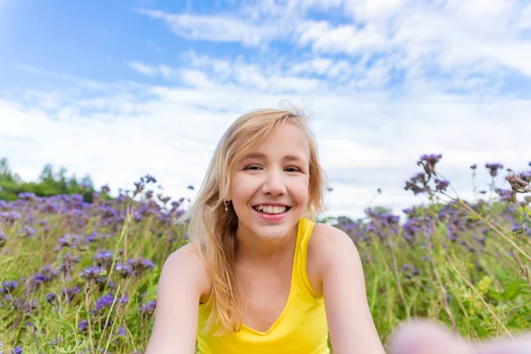 Κορίτσι με μοβ άνθη σε εξωτερικούς χώρους το καλοκαίρι — Φωτογραφία Αρχείου