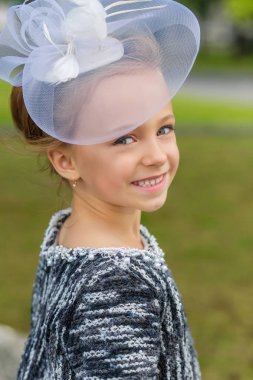 Vintage elbise poz içinde güzel genç kız