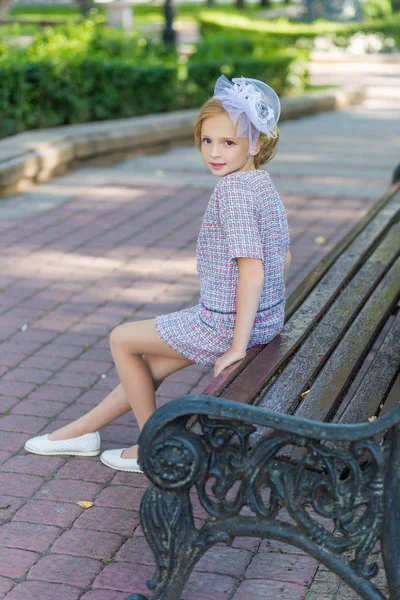 Portrait d'une blonde en tenue rose dans un parc en plein air . — Photo