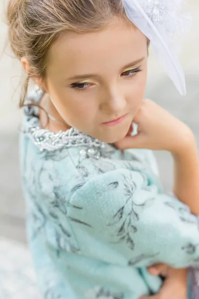 Menina de olhos castanhos bonita em um vestido vintage bonito — Fotografia de Stock