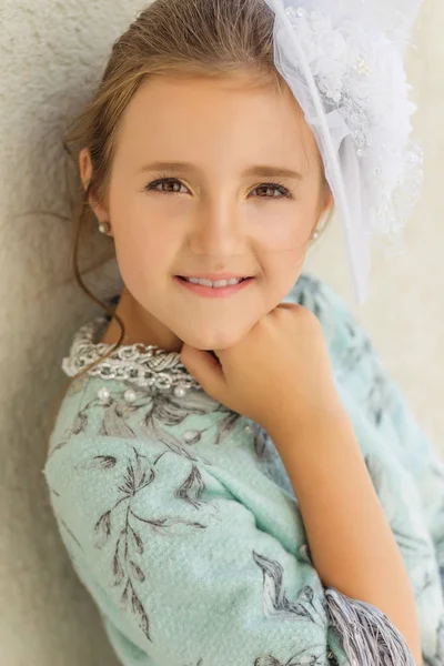 Menina de olhos castanhos bonita em um vestido vintage bonito — Fotografia de Stock