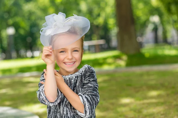 Vintage elbise poz içinde güzel genç kız