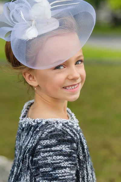 Vintage elbise poz içinde güzel genç kız