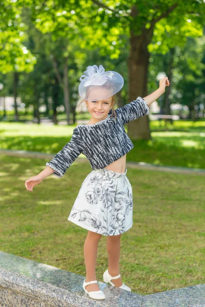 Vintage elbise poz içinde güzel genç kız