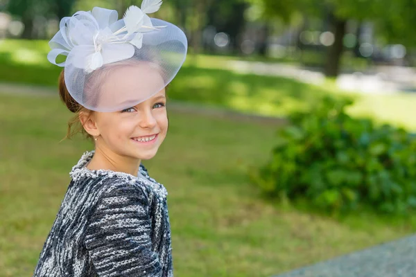 Vintage elbise poz içinde güzel genç kız