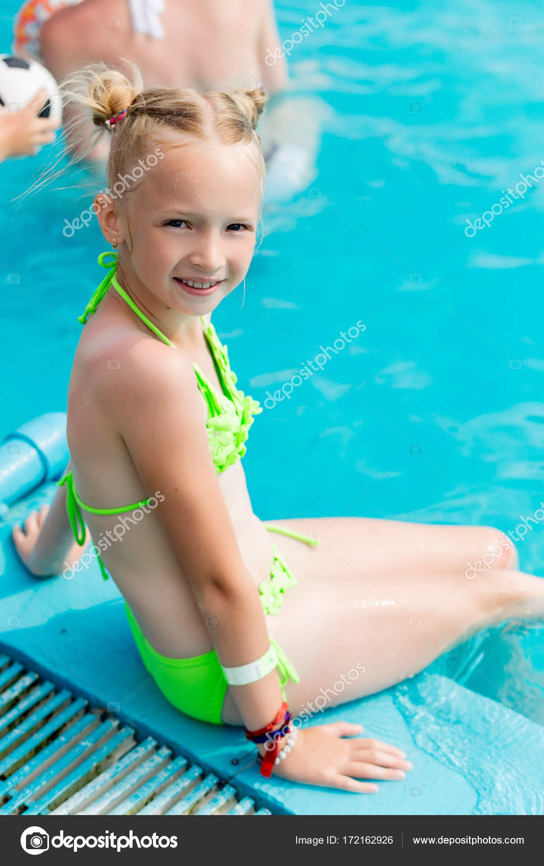 Девочка купается купальник. Мелкие девчонки в бассейне. Девочка купальник бассейн. Красивые девушки в бассейне в купальнике. Девочка купается в бассейне.