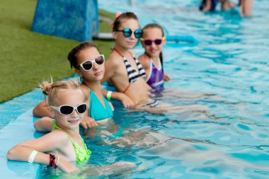 Çocuk havuzunda yaz aylarında dinlenmek.