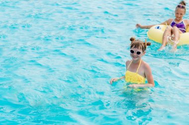 Çocuk havuzunda yaz aylarında dinlenmek.